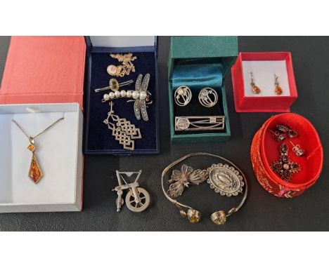 GOOD SELECTION OF SILVER AND SILVER MOUNTED JEWELLERYincluding an amber set pendant on chain and pair of earrings, a silver b