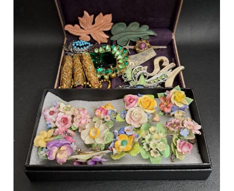 SELECTION OF VINTAGE BROOCHESincluding turquoise, paste and agate set examples; and a number of ceramic floral brooches, incl