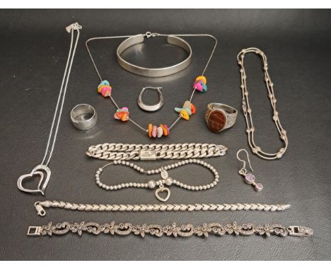 SELECTION OF SILVER AND SILVER MOUNTED JEWELLERYcomprising an agate set ring and a hammered band, a cuff bangle, a marcasite 