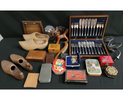 SELECTION OF VINTAGE COLLECTABLESincluding a pair of wooden shoe lasts, a pair of wooden clogs, a crumb scoop and brush, a pa