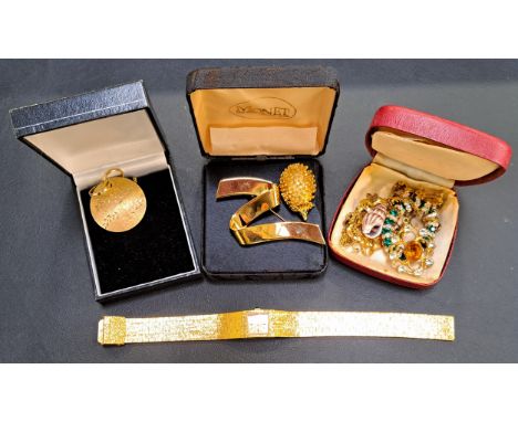 SELECTION OF VINTAGE GILT AND PASTE SET JEWELLERYincluding Monet ribbon effect broch in box, a hedgehog brooch with green cry