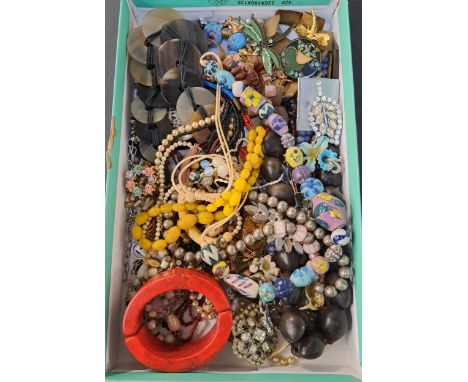 GOOD SELECTION OF VINTAGE JEWELLERYincluding ceramic and mottled glass bead necklaces, enamel and paste set brooches, simulat