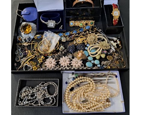 SELECTION OF VINTAGE JEWELLERYincluding a pair of floral decorated dress clips, grape design drop earrings, stone and faceted