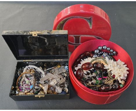 GOOD SELECTION OF VINTAGE COSTUME JEWELLERYincluding various stone and paste set brooches, rings, earrings, an amber coloured