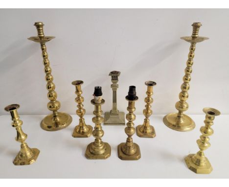 ASSORTMENT OF BRASS CANDLESTICKS comprising brass turned candlesticks stamped England 1550, each 53cm high; another smaller p