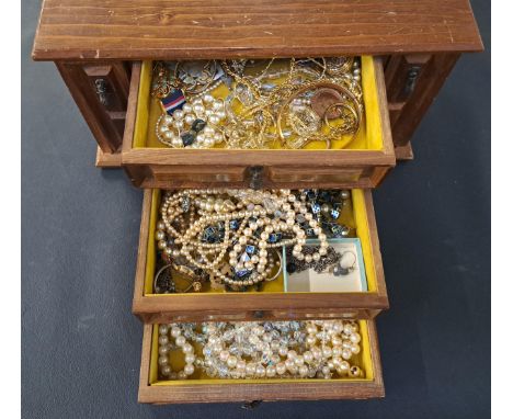 SELECTION OF VINTAGE COSTUME JEWELLERYincluding a nine carat rolled gold bangle, crystal and simulated pearl necklaces, vario