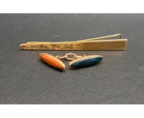 NINE CARAT GOLD TIE SLIDEwith engraved scroll decoration, approximately 4.8 grams; together with a single unmarked gold agate