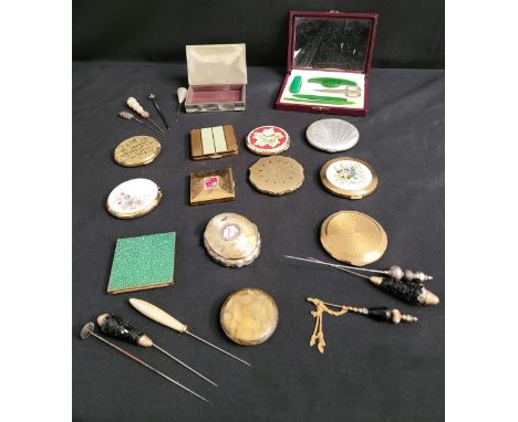 SELECTION OF VINTAGE COMPACTS AND HATPINSincluding five Stratton compacts, a Kigu Minuette musical compact, and a shagreen ex