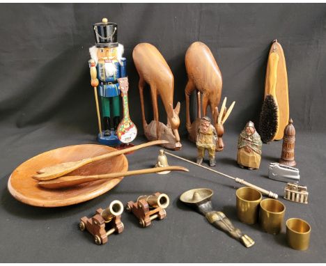 ASSORTMENT OF VINTAGE AND ANTIQUE COLLECTIBLES AND TREEN WAREincluding Pelican wooden book ends, 19th century fruitwood thimb