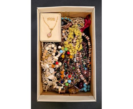GOOD SELECTION OF BEAD AND OTHER VINTAGE JEWELLERYincluding simulated pearls, a millefiori glass bead necklace, a mother of p