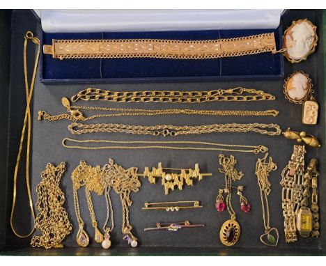 SELECTION OF GOLD PLATED AND GILT VINTAGE JEWELLERYincluding various neck chains, pendants on chains, a gate bracelet, a ladi