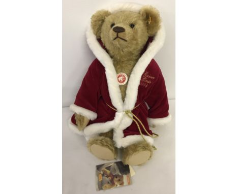 A Steiff Teddy Bear 'Galerie Santa 2004'. Yellow label. EAN 672132. Beige mohair. With labels attached. In excellent conditio