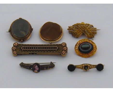 A mixed lot comprising seven untested antique / vintage brooches (A/F).
