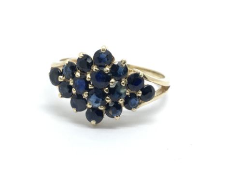 A gold sapphire cluster ring, approx 2.8g and approx size L.