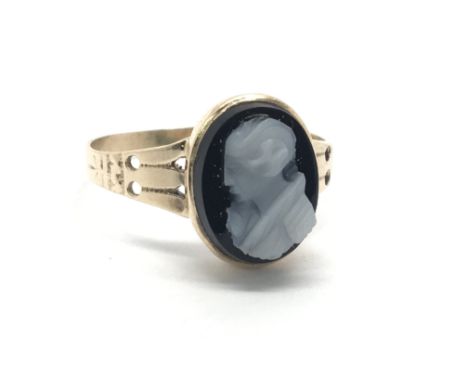 An unmarked gold Cameo ring, approx 1.8g and approx size M.