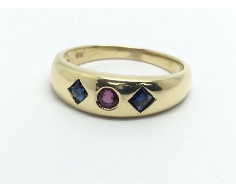 An 18ct gold ruby and sapphire ring, approx 3.5g and approx size M.