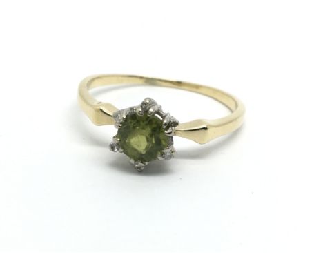 An 18ct gold peridot and diamond ring, approx 2.8g and approx size R.