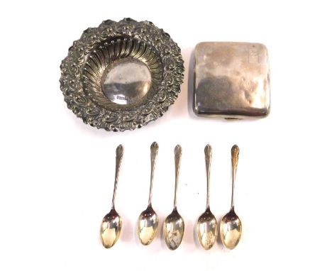 A Victorian silver sweet meat dish, of circular form, with fluted and embossed foliate decoration, Sheffield 1900, George V c