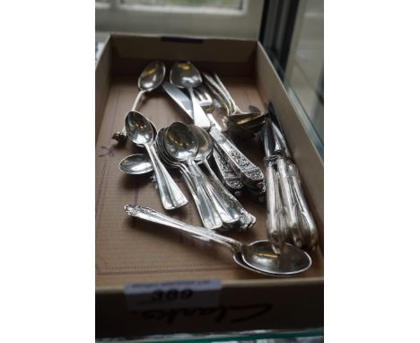 A mixed collection of silver flatware to include four silver handled butter knives, and other various hallmarked flatware (qt