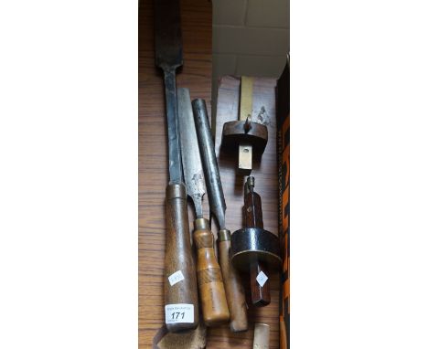 A mixed lot of assorted vintage tools to include three chisels, to include a large example, a further example stamped Marples