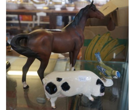 A mixed group of items to include a Royal Doulton ceramic model of a pig, Beswick horse and a Goebel bird.