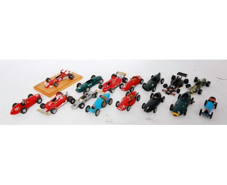 15 various loose 1/43 scale white metal and resin F1 and racing car kits, some examples with parts missing to include a Tamiy