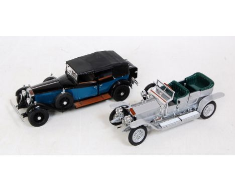 A Franklin Mint boxed 1/24 scale diecast group, two examples to include a 1929 Rolls Royce Phantom 1, and a 1907 Rolls Royce 