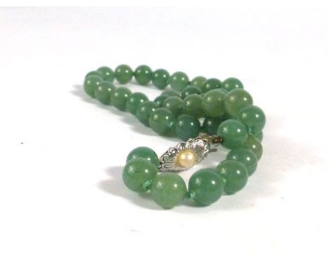 A pale green jade bead necklace, l. 38 cm