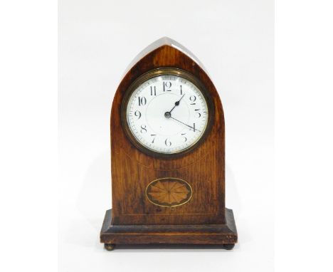 Edwardian oak mantel clock, the circular enamel dial with Arabic numerals, with French movement and in inlaid arched case, 24