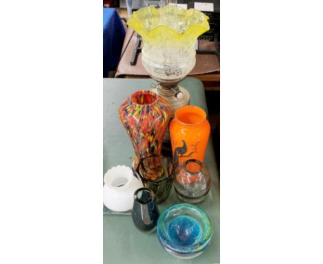 A Victorian brass and glass oil lamp by Hinks with frosted shade, together with a group of glassware.