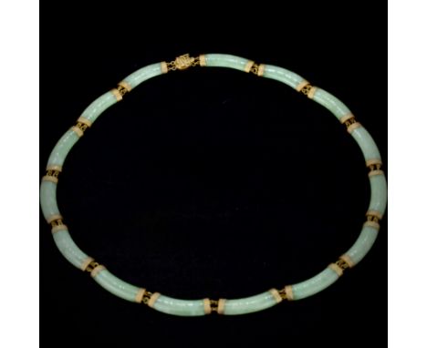 A 9ct yellow gold and jade set necklace, L. 42cm.