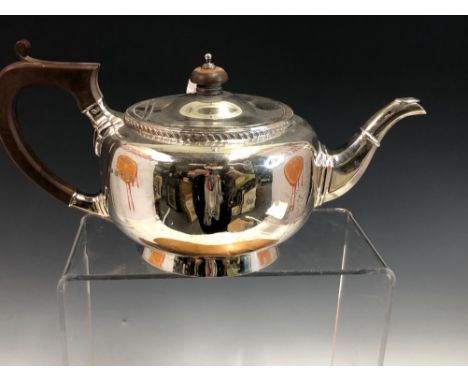 A SILVER TEA POT BY MAPPIN AND WEBB, BIRMINGHAM 1924, WITH BAKELITE HANDLE AND COVER FINIAL, 591grms.