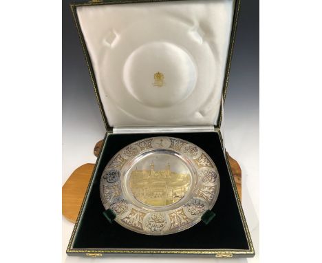 NINE ASPREYS BOXED AND CASED SILVER PLATES FOR THE SAUDI ARABIAN MARKET, LONDON 1994, EACH CENTRALLY GILT WITH THE GRAND MOSQ