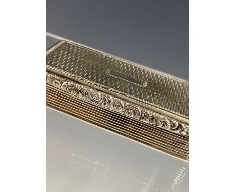 AN ENGINE TURNED SNUFF BOX BY EDWARD SMITH, BIRMINGHAM 1830, THE FLORAL CAST LIP TO THE FRONT OF THE LID, 53grms.   W 7cms.