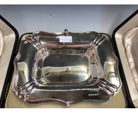 A CASED SILVER CAKE BASKET BY ATKIN BROTHERS, SHEFFIELD 1896, THE WAVY RECTANGULAR RIM OVERSWUNG BY A HANDLE, 583Gms.