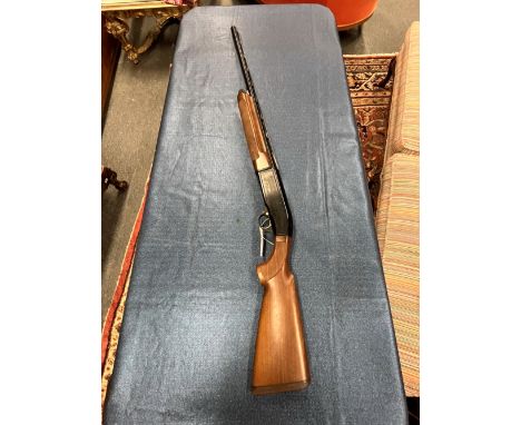SECTION 2 SHOTGUN - BERRETTA MODEL 303 12G. SEMI AUTOMATIC 3 SHOT SHOTGUN SERIAL NUMBER L09897E (STOCK NO. ??)