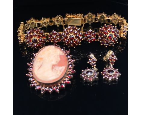 A SWEDISH SILVER GILT GRADUATED GARNET BRACELET. THE CLASP 585 S, BEARING THE THREE COWN MARK FOR SWEDEN AND INITIAL S. LENGT