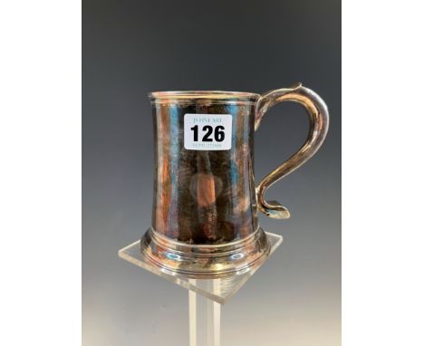 A GEORGE III SILVER MUG, NEWCASTLE 1768, THE CYLINDRICAL SIDES FLARING TO THE FOOT, 316grms.