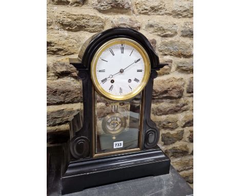 A LATE 19th/EARLY 20th C. MANTLE CLOCK IN A GLAZED BLACK SLATE CASE WITH A WINDOW ONTO THE THREE BAR COMPENSATED PENDULUM, TH