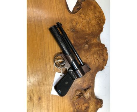 A WEBLEY JUNIOR MODEL AIR PISTOL .177 CALIBRE. SERIAL NUMBER 1455. PLEASE NOTE AGE RESTRICTIONS APPLY TO THE PURCHASE OF THIS