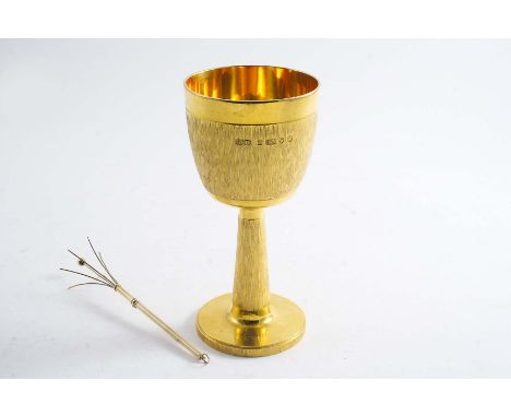 A CONTEMPORARY 9 CT. GOLD GOBLET with a part polished & part textured finish, maker's mark "B&D", London 1972 together with a
