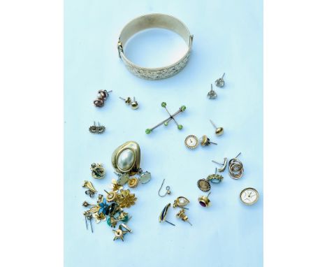 A quantity of assorted jewellery including gold and gold plated earrings, a 15ct gold peridot cross brooch with 9ct pin and a