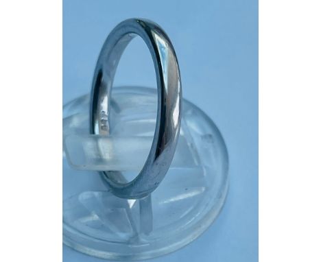 An 18ct white gold wedding ring, weighs 3.7 grams, finger size L. 
