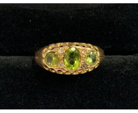 1 n Edwardian 18ct gold peridot and diamond set ring, R.5 (A)