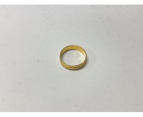A 22ct gold patterned wedding band. Approx weight 4.8 grams, size R.