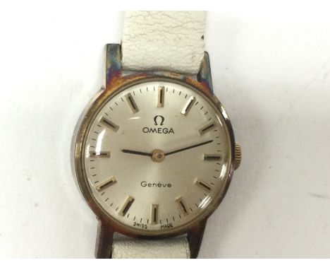 A vintage ladies Omega Geneve manual wind watch. Winds and runs comes with omega box. Postage B