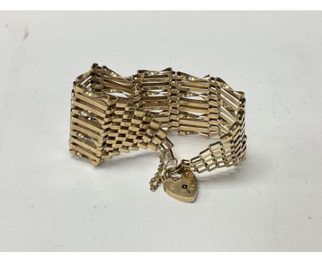 A large 9ct gold gate bracelet, approx weight 17. 96 grams.
