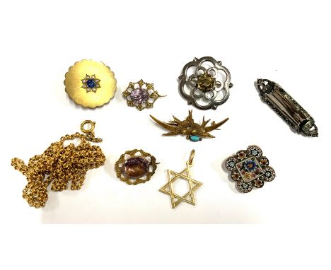 A small collection of vintage silver and yellow metal brooches etc. (A)