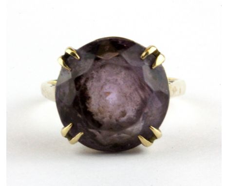 A 9ct yellow gold round cut amethyst set ring, Dia. 1.4cm, (N.5).