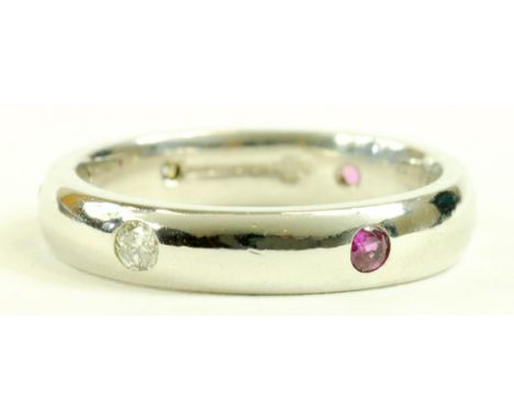 A DIAMOND AND PINK SAPPHIRE ETERNITY RING IN 18CT WHITE GOLD, 5.9G